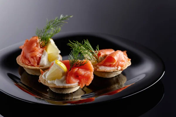 Tartlets Med Lax Dill Grädde Och Citronskiva Svart Plåt — Stockfoto