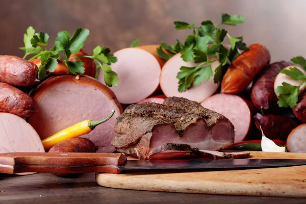 Verschiedene Würstchen Und Räucherfleisch Auf Einem Alten Holztisch — Stockfoto