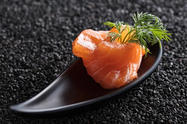 Rebanada Salmón Salado Con Eneldo Fondo Sésamo Negro —  Fotos de Stock