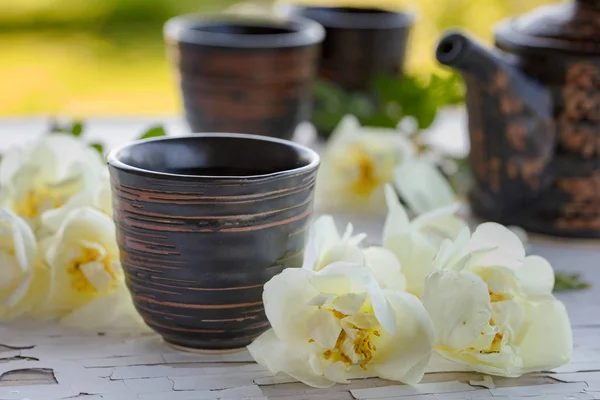 Ceramic Cups Teapot White Dog Roses Old Wooden Table Garden — Stock Photo, Image