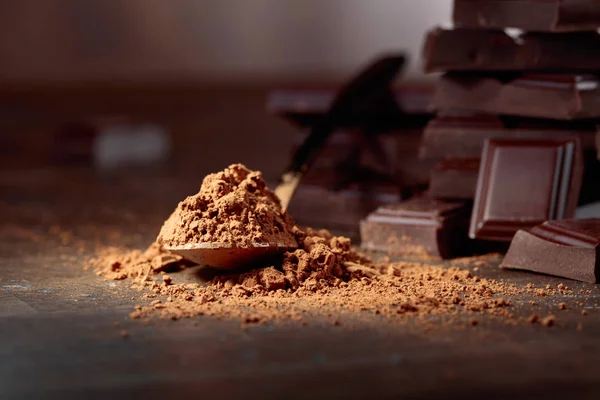 Pezzi Cioccolato Rotti Cacao Polvere Cucchiaino Fondo Legno — Foto Stock