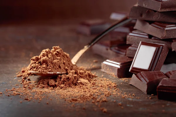 Розбиті Шоколадні Шматочки Какао Порошок Невеликій Ложці Дерев Яному Фоні — стокове фото