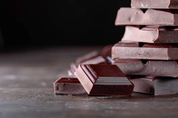 Pezzi Cioccolato Nero Rotti Uno Sfondo Legno Copia Spazio — Foto Stock