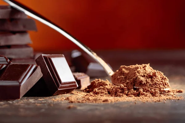 Pezzi Cioccolato Rotti Cacao Polvere Cucchiaino Fondo Legno Copia Spazio — Foto Stock