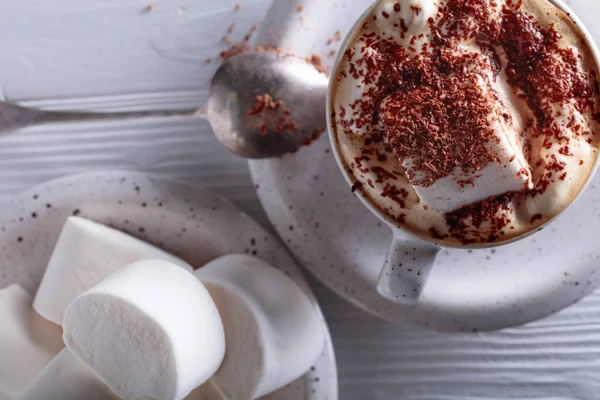 Warme Chocolade Marshmallow Bestrooid Met Chocolade Chips Witte Houten Tafel — Stockfoto