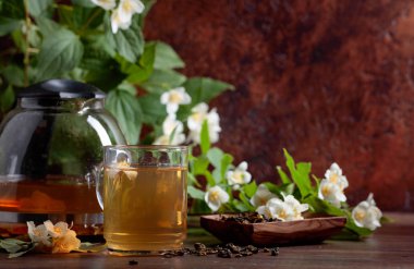 Yasemin Kupası ve çaydanlık eski ahşap masa üzerinde yeşil çay. Kopya alanı.