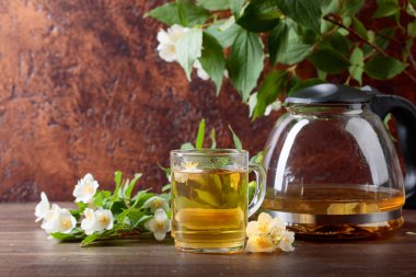 Yasemin Kupası ve çaydanlık eski ahşap masa üzerinde yeşil çay. Kopya alanı.