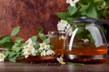 Yasemin Kupası ve çaydanlık eski ahşap masa üzerinde yeşil çay. Kopya alanı.