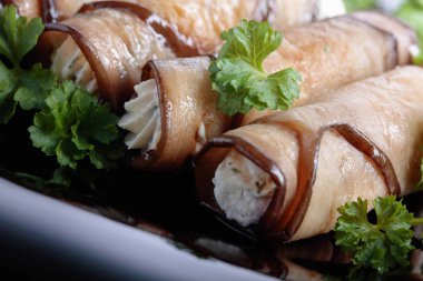 Lezzetli patlıcan peynir ve sarımsak ile doldurulmuş rulo.