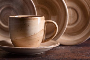 Eski bir bakır masada sıcak içecek bej fincan. Metniniz için kopya alanı.