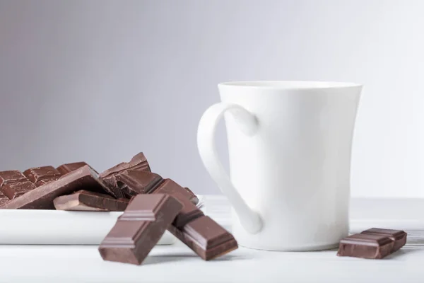 White Mug Hot Drink Bitter Chocolate Pieces Copy Space Your — Stock Photo, Image