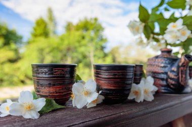 Yasemin çay bahçesinde eski ahşap masa üzerinde küçük seramik bardak. Kopya alanı.