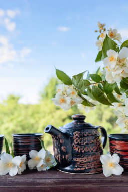 Yasemin çay bahçesinde eski ahşap masa üzerinde küçük seramik bardak. Kopya alanı.