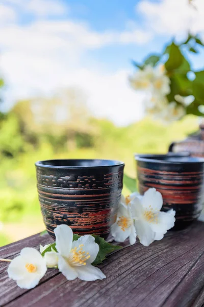 Jazmín Pequeñas Tazas Cerámica Sobre Una Vieja Mesa Madera Jardín —  Fotos de Stock