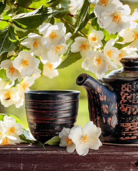 Chá Jasmim Copo Cerâmica Pequena Mesa Madeira Velha Jardim — Fotografia de Stock