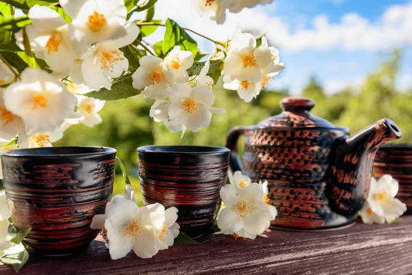 Jasmin Små Keramiska Koppar Gamla Träbord Trädgården Kopiera Utrymme — Stockfoto