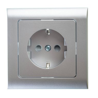 Portre, beyaz arka plan üzerinde elektrik prizine izole Avrupa.