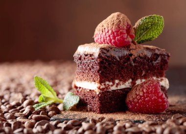 Çikolatalı kek Ahududu ve kahverengi bacground nane closeup.