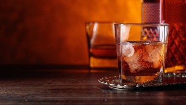 Scotch viski ve eski ahşap masa üzerinde doğal buz cam.