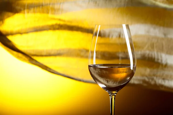 Bardak Sarı Bir Arka Plan Üzerinde Beyaz Şarap Sarı Dik — Stok fotoğraf