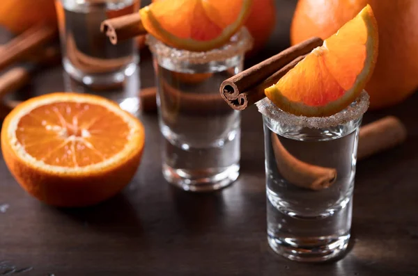 Verres Tequila Aux Bâtons Orange Cannelle Sur Une Table Bois — Photo