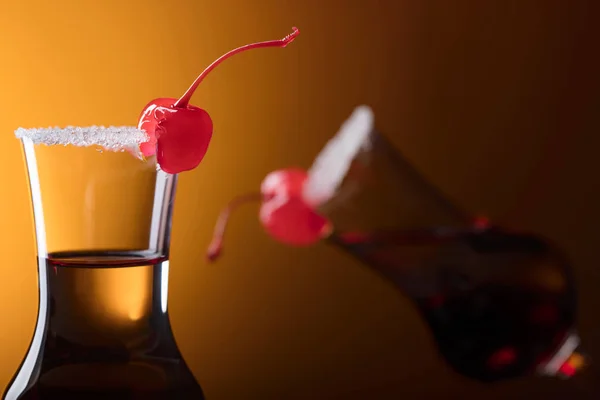 酒精分层注射鸡尾酒配上樱桃和糖 选择性对焦 复制文本的空间 — 图库照片