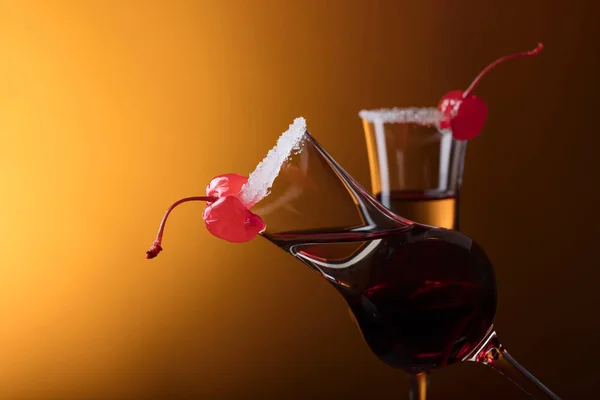 Alkohol Layered Sköt Cocktail Garnerad Med Körsbär Och Socker Kopiera — Stockfoto