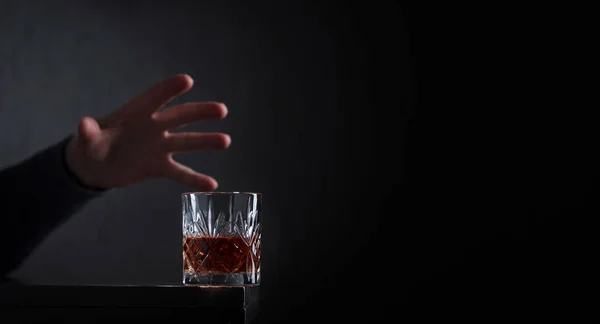 男の手は アルコールのガラスのために達する アルコール依存症の主題の概念図 テキストのコピー スペース — ストック写真