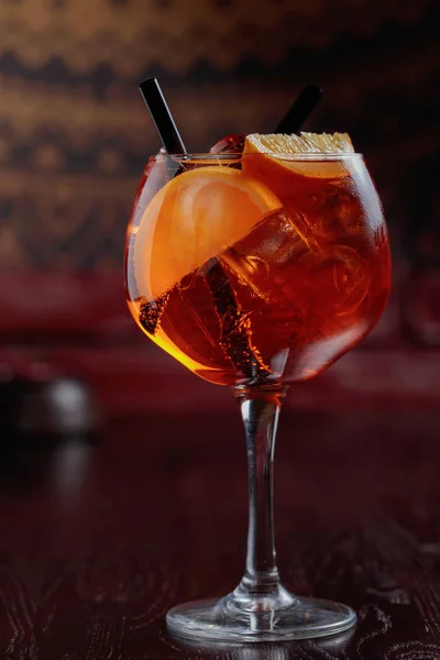 Närbild Läckra Alkoholhaltiga Cocktail Med Apelsinskivor Och Naturlig — Stockfoto