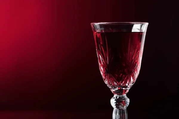Close Vidro Cristal Com Vinho Tinto Sobre Fundo Escuro Espaço — Fotografia de Stock