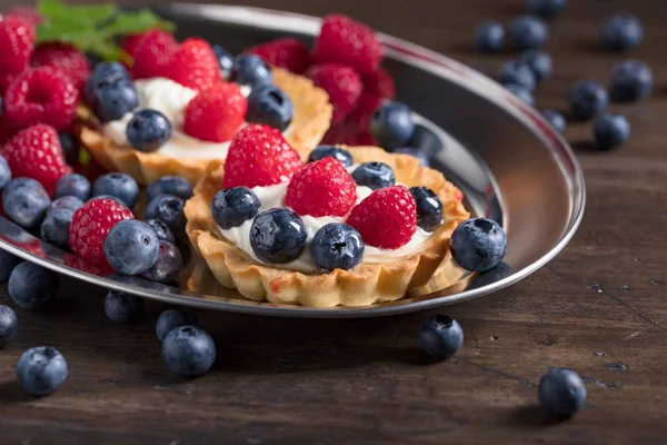 Dessert Tarts Raspberries Blueberries Wooden Table Closeup Fancy Gourmet Fresh — Stock Photo, Image