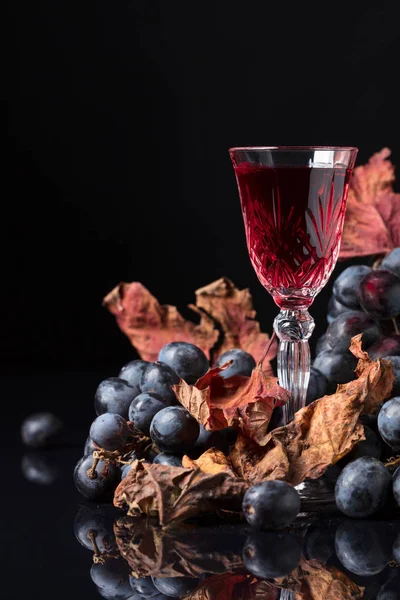 Close Crystal Glass Red Wine Dark Background Dark Grapes Dried — Stock Photo, Image