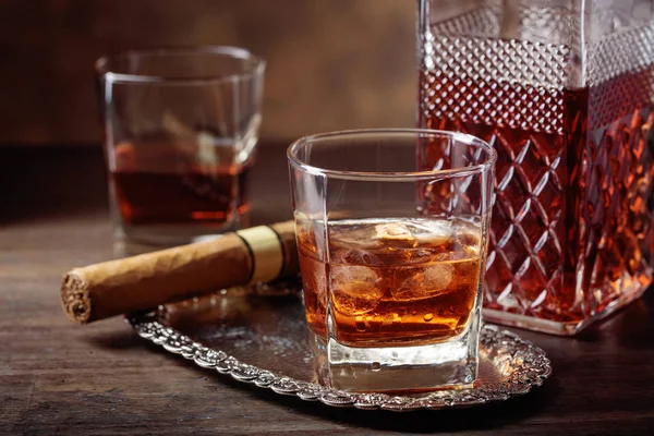 Glas Scotch Whisky Med Naturis Och Cigarr Gamla Träbord — Stockfoto