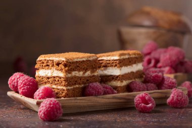 Krem ve kırmızı ahududu ile ev yapımı katmanlı tatlım pasta.