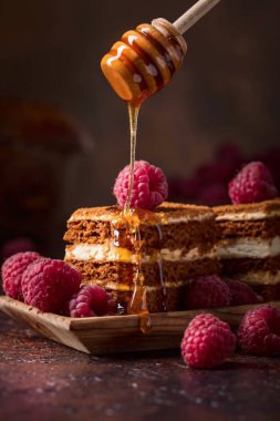Krem ve kırmızı ahududu ile ev yapımı katmanlı tatlım pasta.