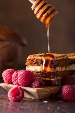 Katmanlı tatlım kek krem ve ahududu.