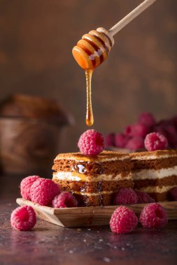 Katmanlı tatlım kek krem ve ahududu.