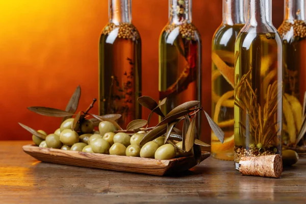 Olive Verdi Bottiglie Olio Oliva Con Spezie Vaghe Erbe Aromatiche — Foto Stock