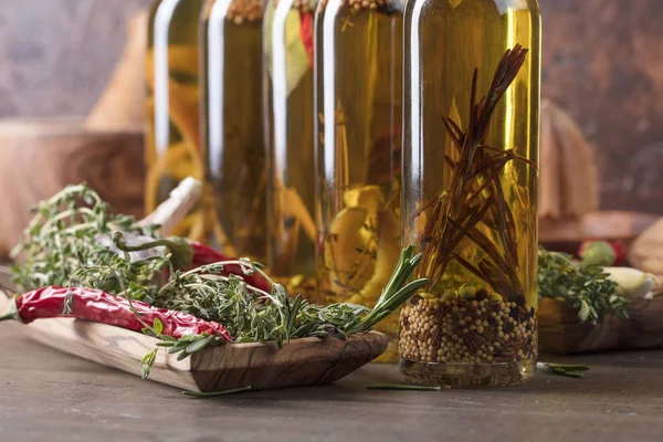 Warious 香料和香草在木桌上的橄榄油瓶 — 图库照片