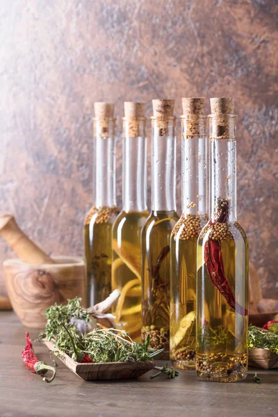 Bottiglie Olio Oliva Con Spezie Vaghe Erbe Aromatiche Tavolo Legno — Foto Stock