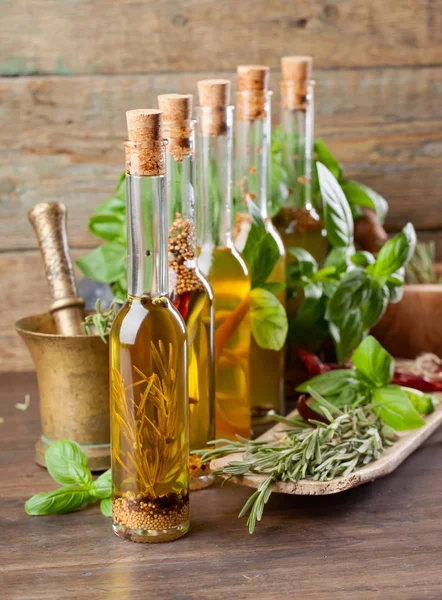 Bouteilles Huile Olive Avec Diverses Herbes Épices Sur Une Vieille — Photo