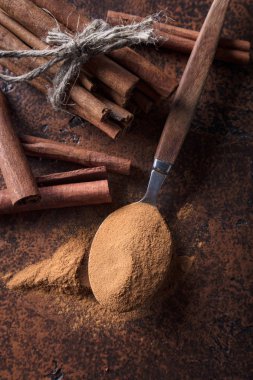 Tarçın ve eski bir bakır tablo kaşık toz. Kopya alanı, üstten görünüm .