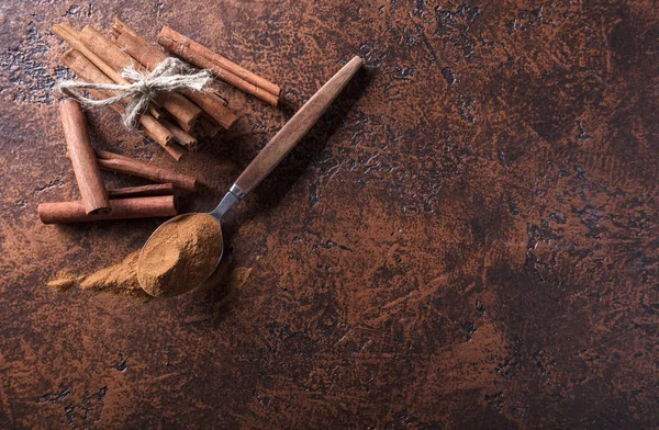 Kanelstänger Och Pulver Sked Gammal Koppar Bord Kopiera Utrymme Top — Stockfoto