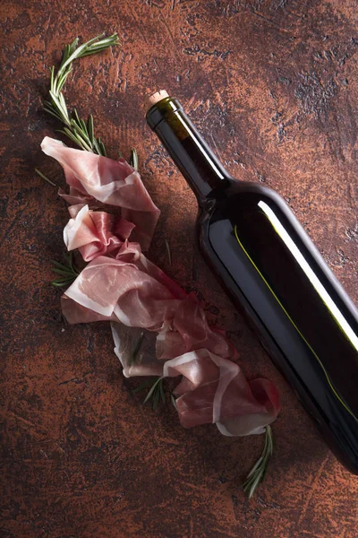 Prosciutto Con Rosmarino Bottiglia Vino Rosso Vista Dall Alto Copia — Foto Stock