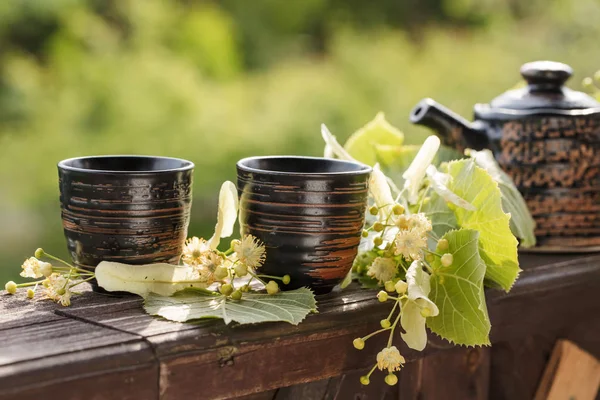 Lindentee Und Blumen Auf Holztisch — Stockfoto