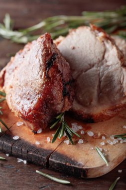 Fırında domuz biberiye ve baharat eski bir ahşap tablo.