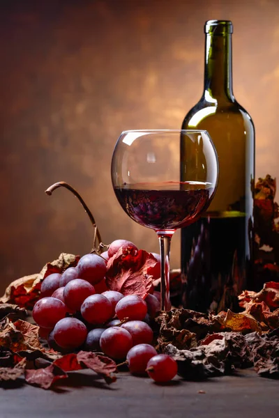 Vino Rosso Tavolo Con Chicchi Uva Foglie Vite Asciugate — Foto Stock