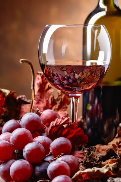 Vino Rosso Tavolo Con Chicchi Uva Foglie Vite Asciugate — Foto Stock