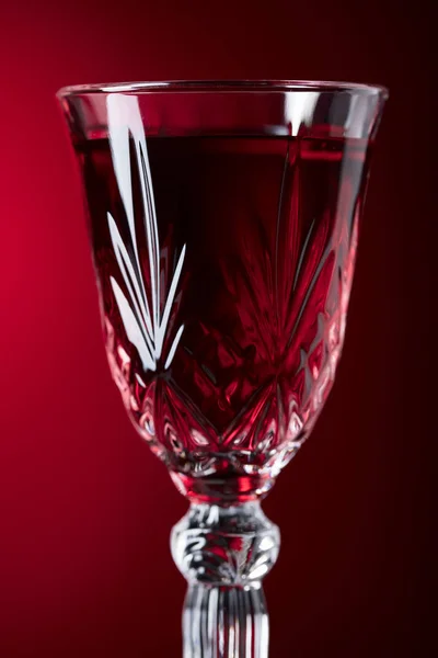 Zbliżenie Szkła Kryształowego Czerwonego Wina Ciemnym Tle — Zdjęcie stockowe