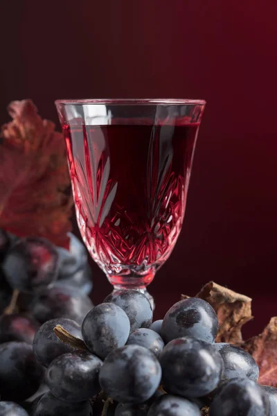 Nahaufnahme Von Kristallglas Mit Rotwein Auf Dunklem Hintergrund Dunkle Trauben — Stockfoto